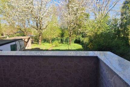 Helle 2 Zimmer Whg, mit Balkon