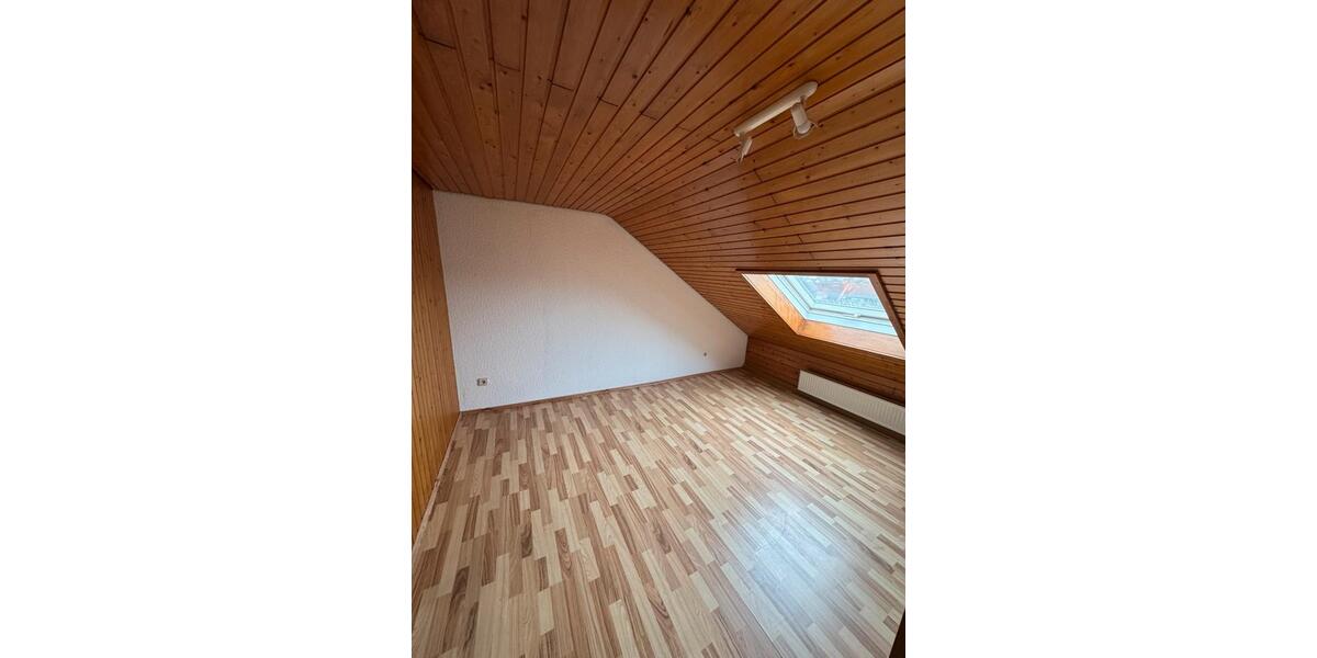 Dachgeschoßwohnung Schwalbach - 3 Zimmer, 65 m&sup2;, 550&euro; | Angebot:24874207