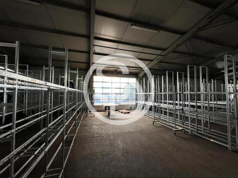 Lagerhalle mit Laderampe und elektrischen Rolltoren – sofort verfügbar