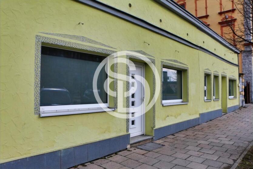 Ideal als Imbiss, Café oder Bar: Sofort bezugsbereite Gewerbefläche in direkter Bahnhofsnähe (ca. 97 m²) mit kleiner Terrasse