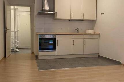 1-Zimmer-Wohnung mit eigenem Garten, EBK und TG-Stellplatz