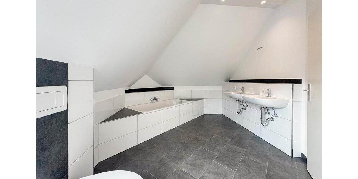 Dachgeschoßwohnung Varel - 4 Zimmer, 110 m&sup2;, 840&euro; | Angebot:24872814