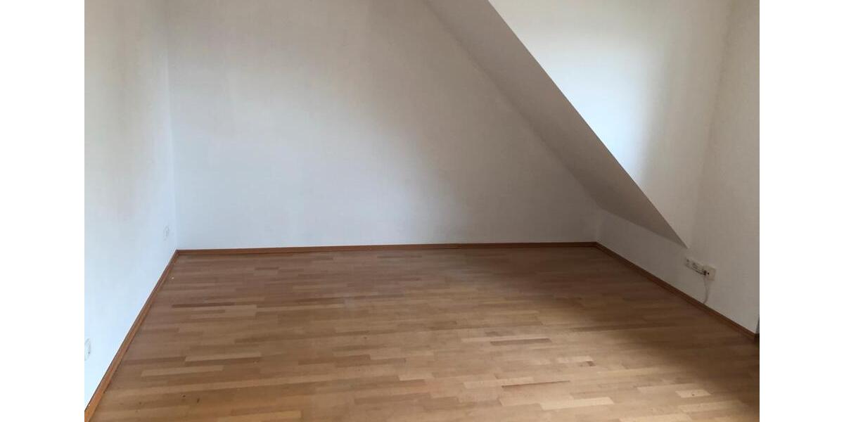 Dachgeschoßwohnung Geiselhöring - 3.5 Zimmer, 84 m&sup2;, 780&euro; | Angebot:25907817