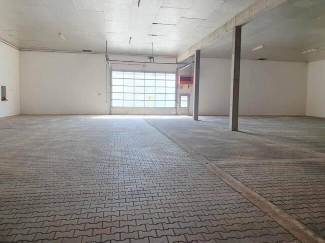 Ab sofort! Hallenabschnitt mit Rolltor, LKW-befahrbar, teilbar, mit Fläche davor und Parkplatz! zimmer