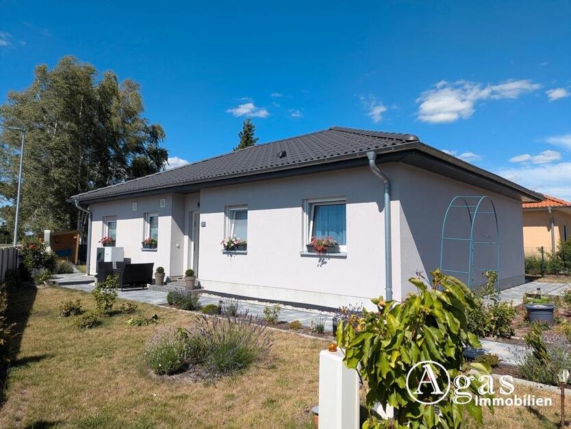 großzügiger Bungalow mit Terrasse und schönem Garten