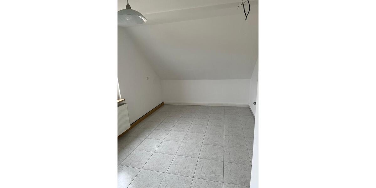Dachgeschoßwohnung Triptis - 3 Zimmer, 80 m&sup2;, 480&euro; | Angebot:26354155