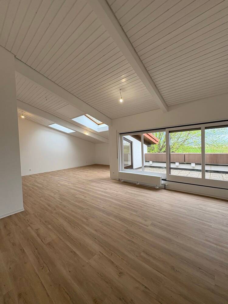 Sanierte 4,5-Zimmer-DG Wohnung mit Balkon in ruhiger Alleinlage von Bissingen!