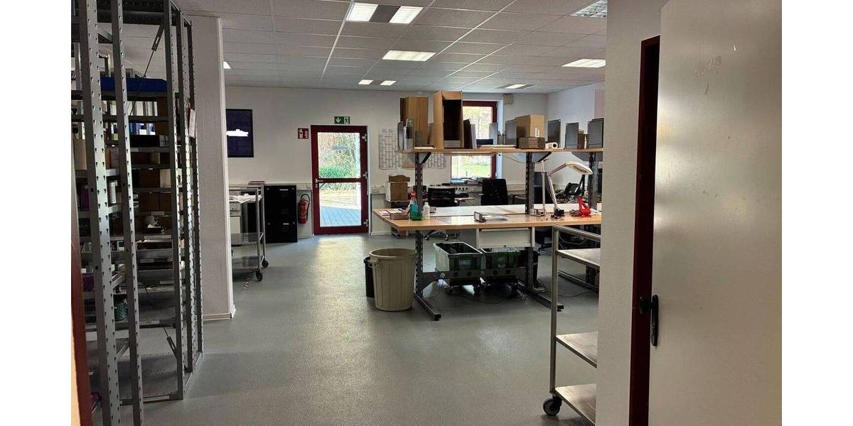 Gewerbeimmobilie Büros & ebenerdige Halle zimmer