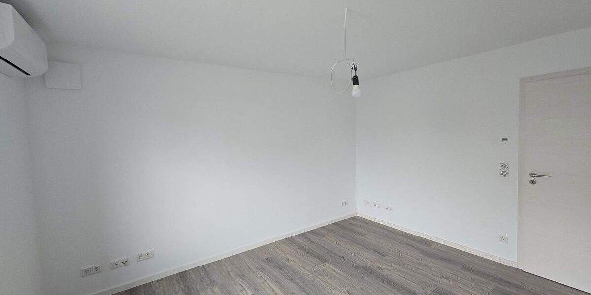 Doppelhaushälfte kernsaniert und energieeffizient mit Garage und Stellplätzen in Römerberg 3 zimmer