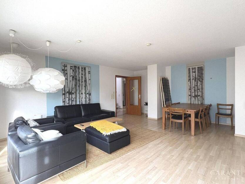 Großzügiges Haus mit zwei Garagen! 6 zimmer