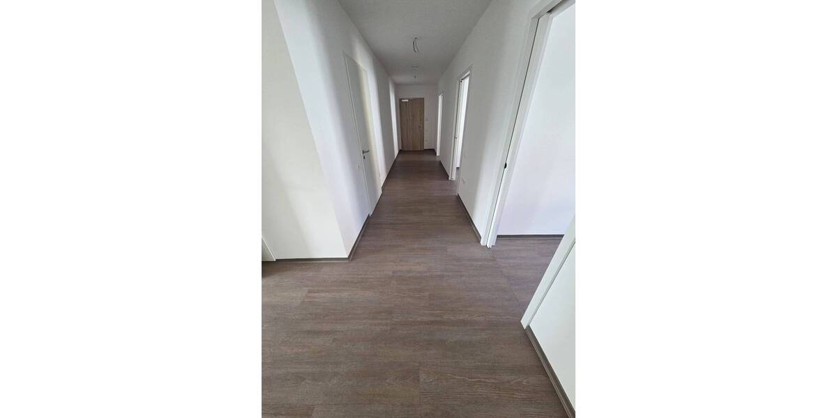 Familiengerechte 4-Zimmer-Wohnung in Merseburg mit Wannenbad, Abstellraum, Balkon und Aufzug 4 zimmer