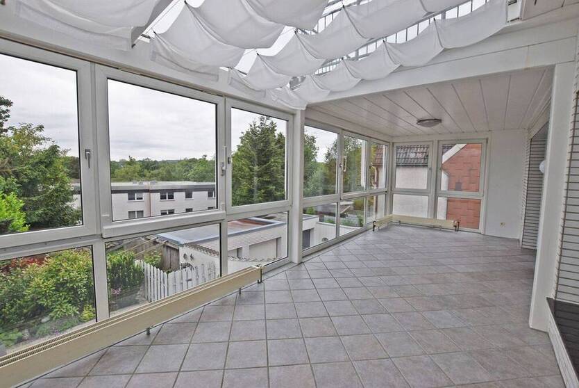 Helle 3,5-Zimmer-Wohnung mit großem Wintergarten und Privatgarten in ruhiger Lage