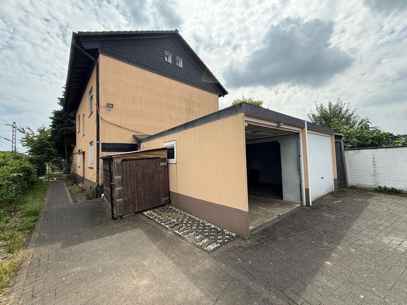 Zweifamilienhaus mit Garten, 2 Garagen & Kamin – Köln-Weiler