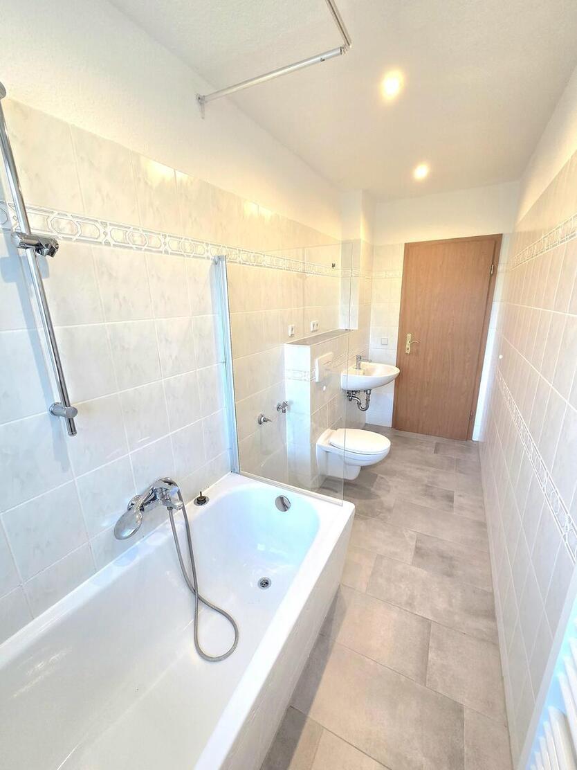 Stadtleben mit Weitblick: Moderne Dachgeschosswohnung mit Balkon und Einbauküche! 2 zimmer