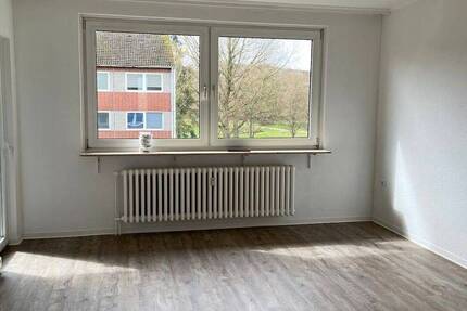 Schöne 4 Raum Wohnung mit Balkon.