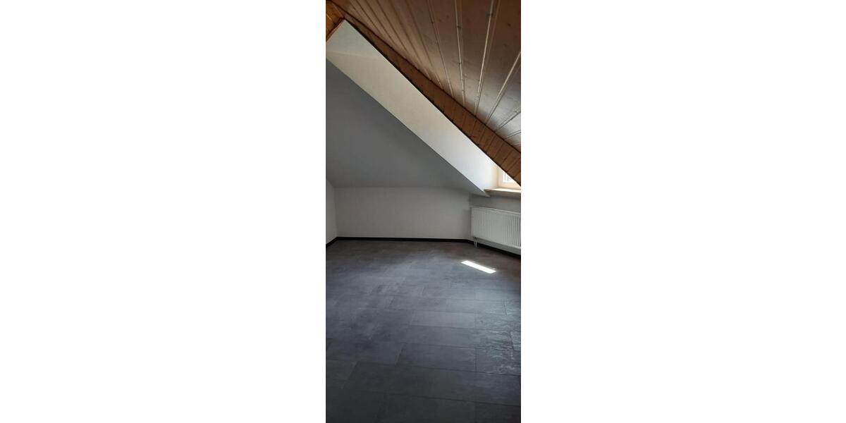 Dachgeschoßwohnung Wallerfangen - 3 Zimmer, 85 m&sup2;, 650&euro; | Angebot:26265706