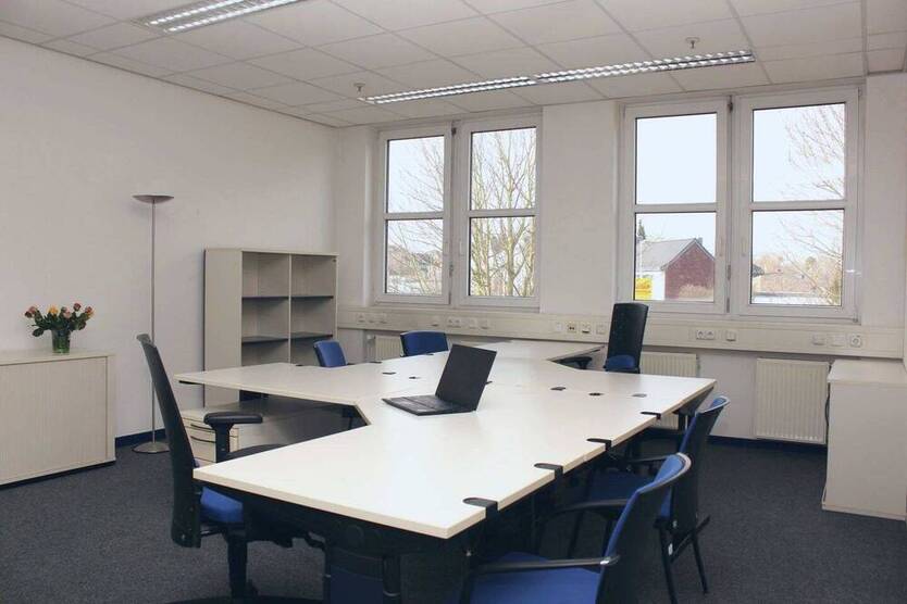 Moderne Büroräume und Arbeitsplätze im Hallenkomplex - All-in-Miete