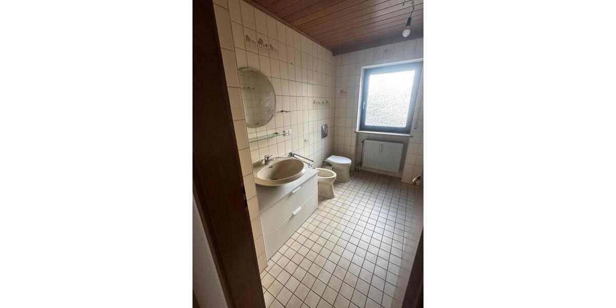 Erdgeschoßwohnung Eggolsheim - 5 Zimmer, 120 m&sup2;, 1.200&euro; | Angebot:25994496