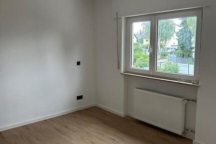 Frisch sanierte 2-Zimmer-Wohnung mit 300qm Garten Nähe Flughafen zimmer