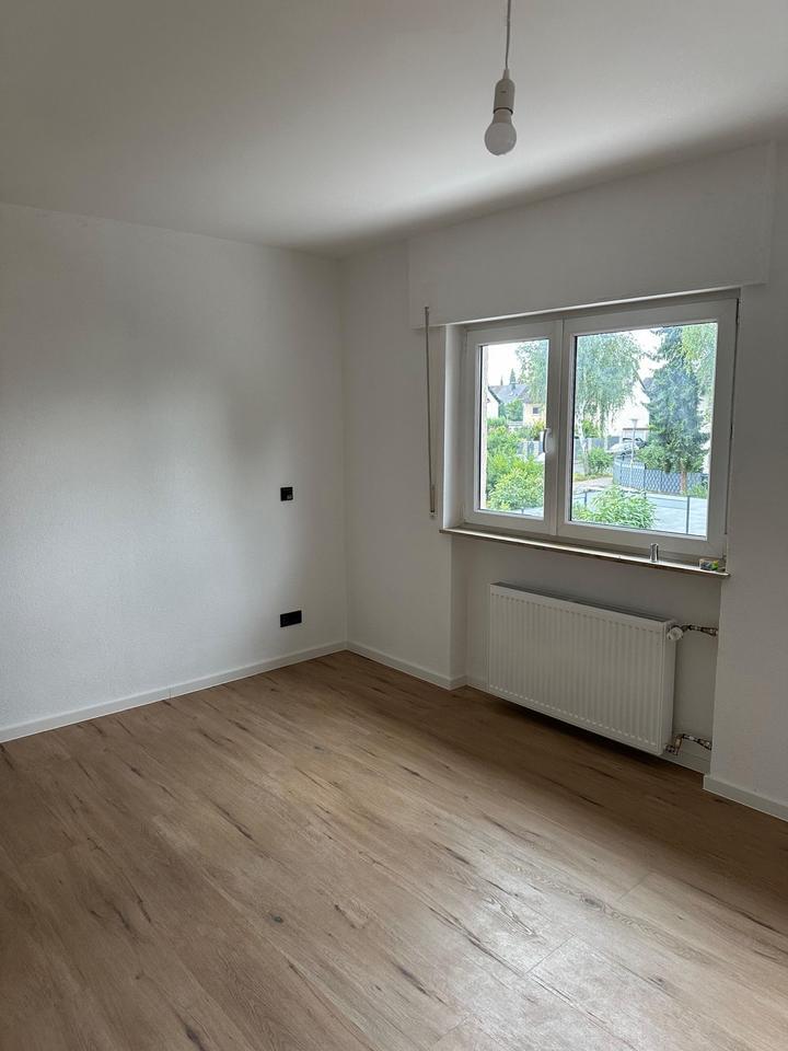 Frisch sanierte 2-Zimmer-Wohnung mit 300qm Garten Nähe Flughafen zimmer