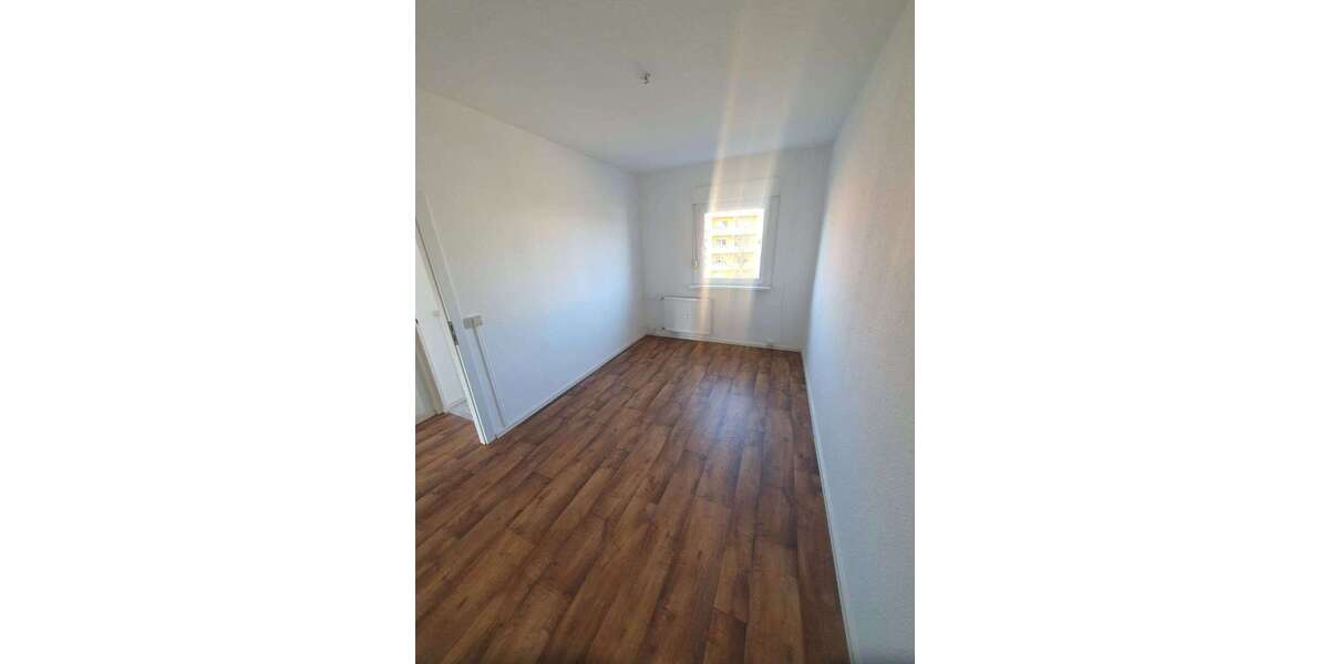 Gemütliche 2-Zimmer-Wohnung im 4. Obergeschoss mit Balkon und Badewanne - Appartement Schmölln | Angebot:25897911