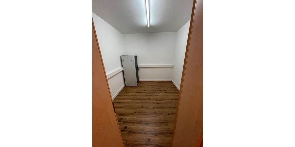 Gewerbeobjekt Neutraubling - 750&euro; | Angebot:24871917