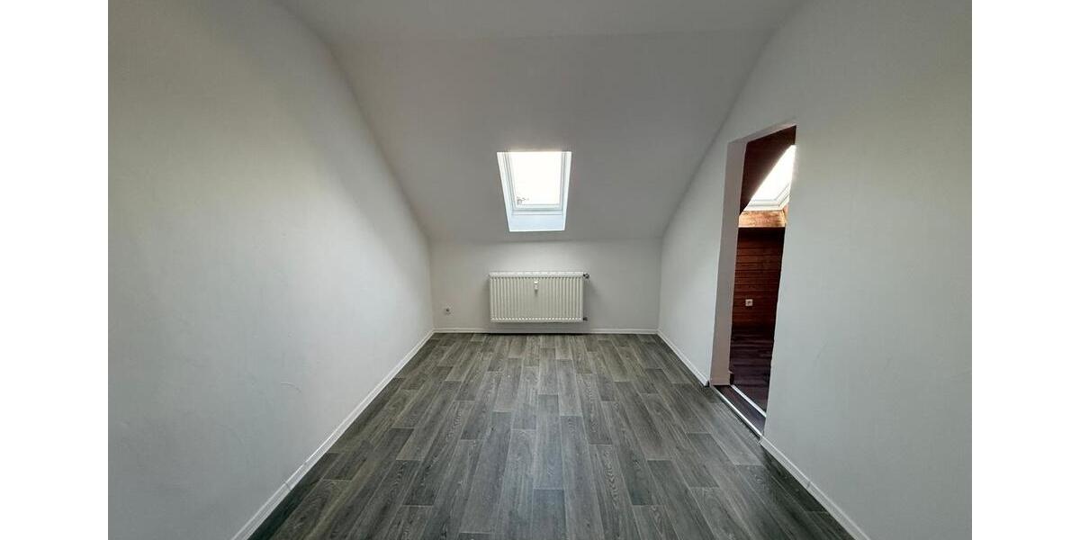 Dachgeschoßwohnung Oelsnitz (Erzgebirge) - 3 Zimmer, 88 m&sup2;, 484&euro; | Angebot:25881004