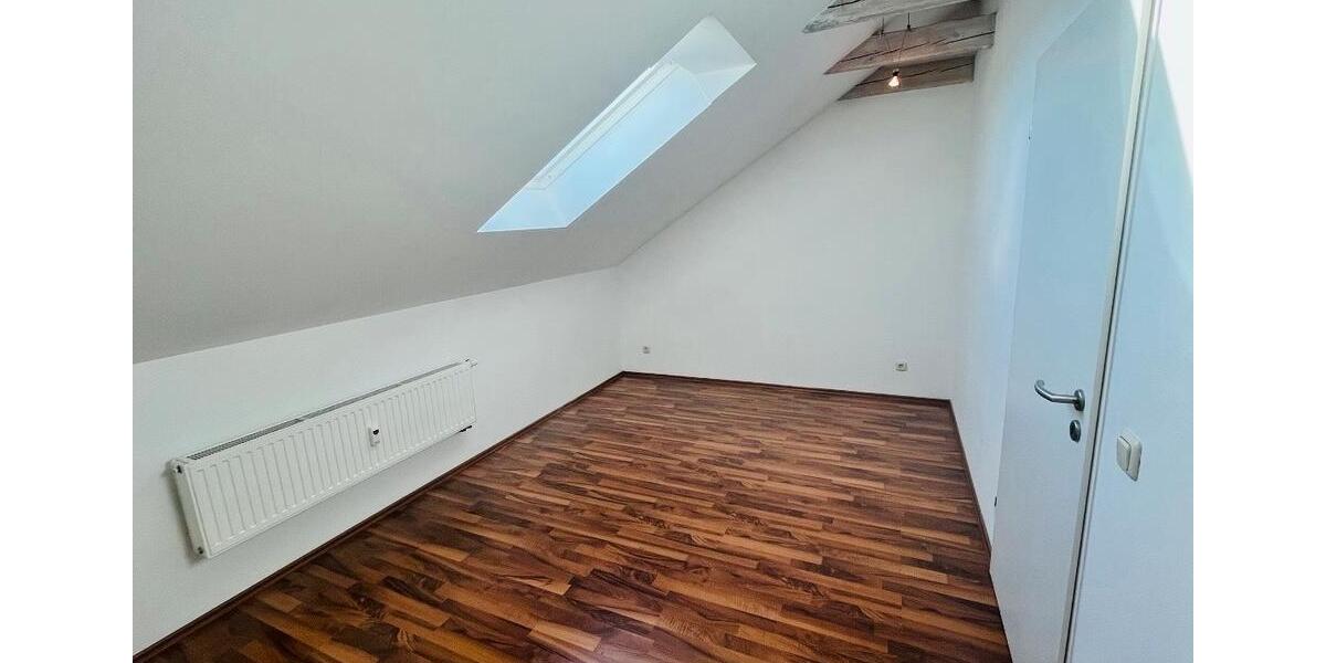 Dachgeschoßwohnung Adlkofen - 3 Zimmer, 66 m&sup2;, 800&euro; | Angebot:26694023