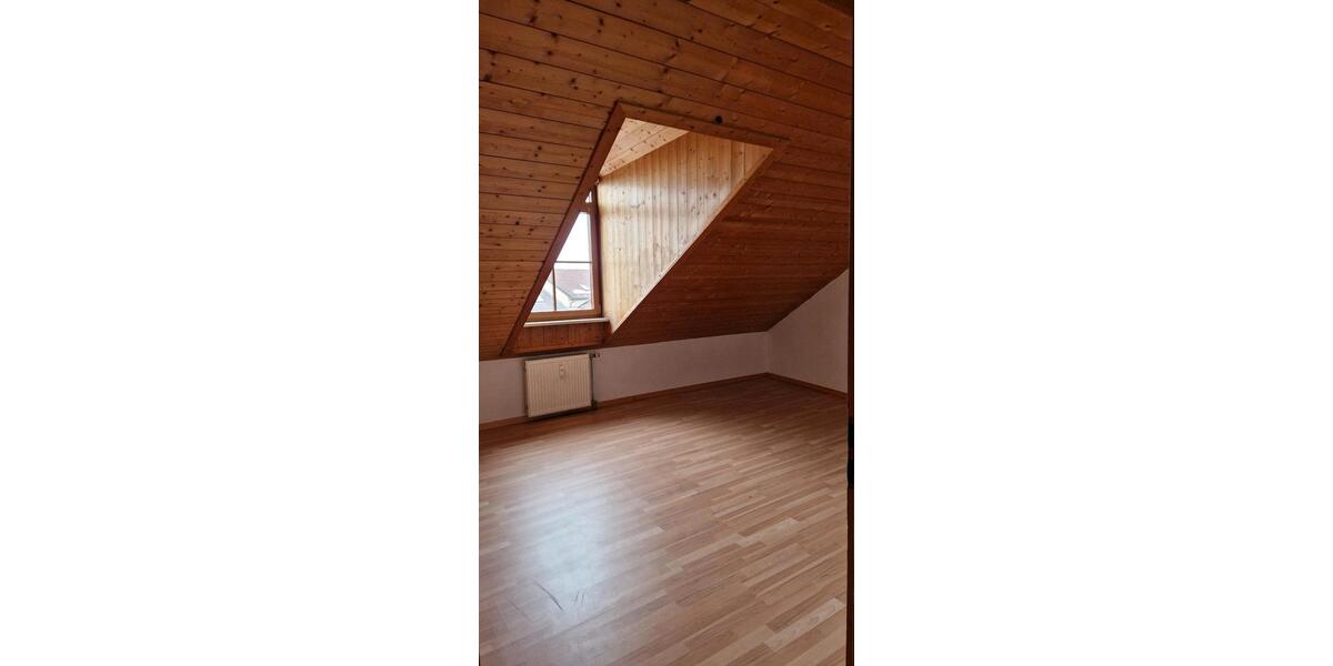 Dachgeschoßwohnung Chieming - 3 Zimmer, 70 m&sup2;, 990&euro; | Angebot:25648908