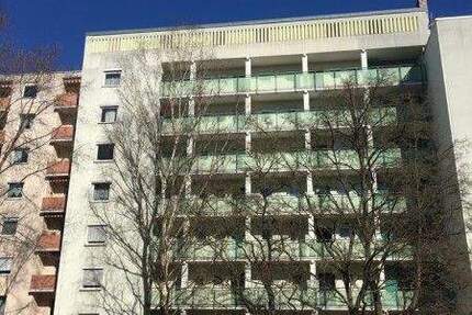 Sehr gepflegte, helle Dreizimmerwohnung - Einbauküche - Loggia - N-Wöhrd - Aufzug 3 zimmer