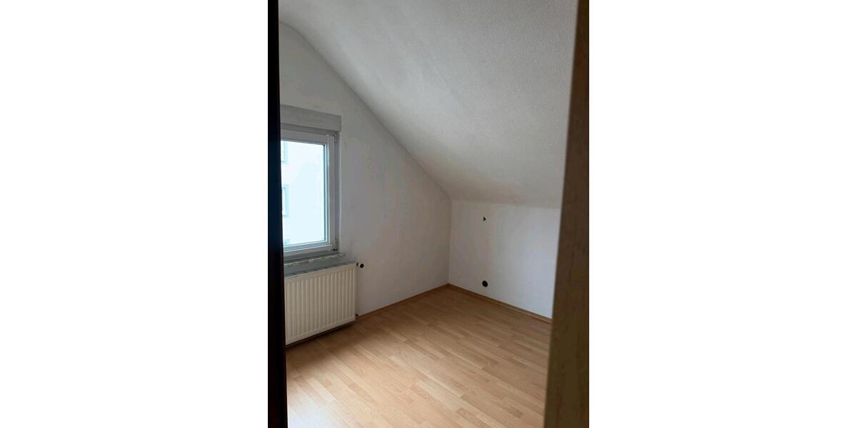 Dachgeschoßwohnung Pohlheim - 4 Zimmer, 105 m&sup2;, 1.450&euro; | Angebot:25058021