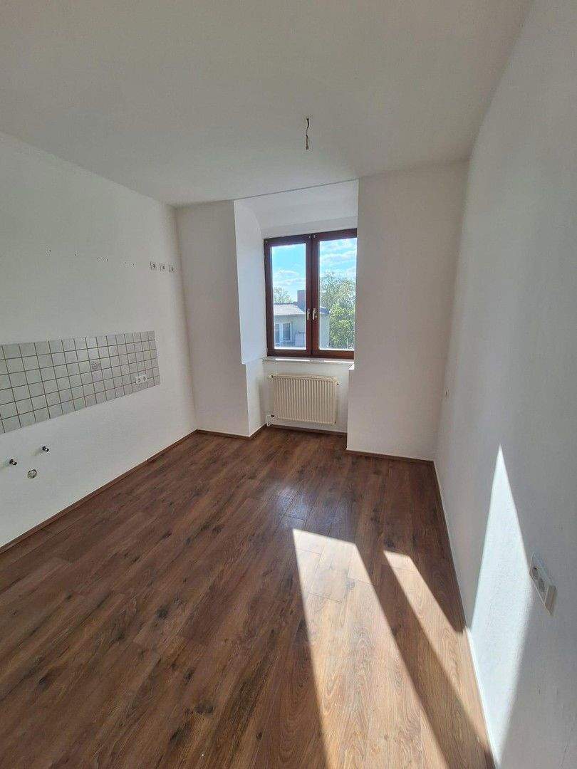 Großzügige, helle 5-Zimmer-Dachgeschosswohnung im Altbau - ruhige Lage mit Weitblick in Ammendorf 5 zimmer