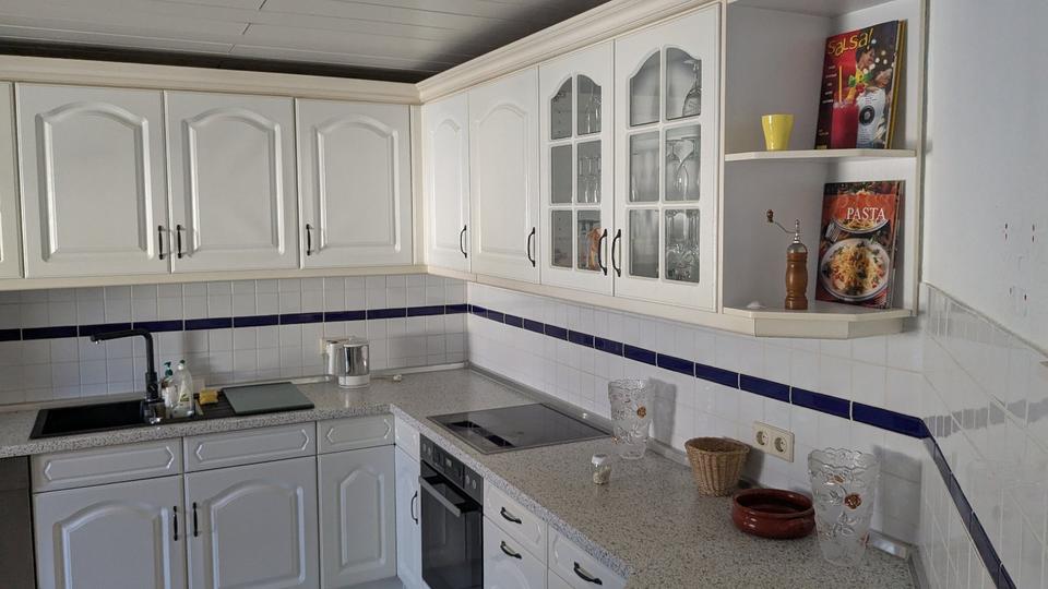 Etagenwohnung Lage - 4 Zimmer, 160 m&sup2;, 1.350&euro; | Angebot:25908425