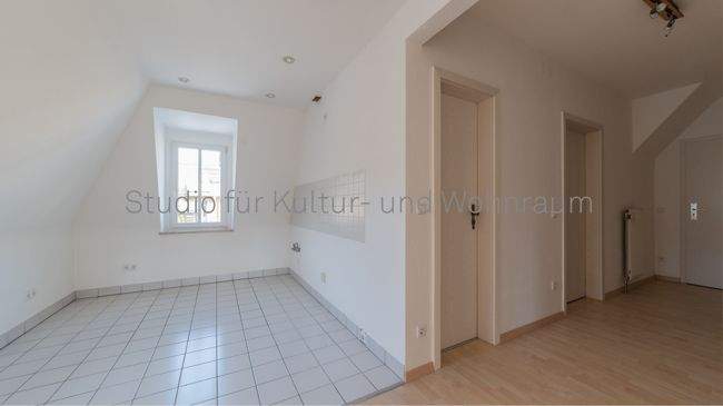 SfKW - Ab sofort - Gemütliche Dachgeschosswohnung mit Tageslichtbad mit Dusche & Wanne, Gäste-WC 2 zimmer