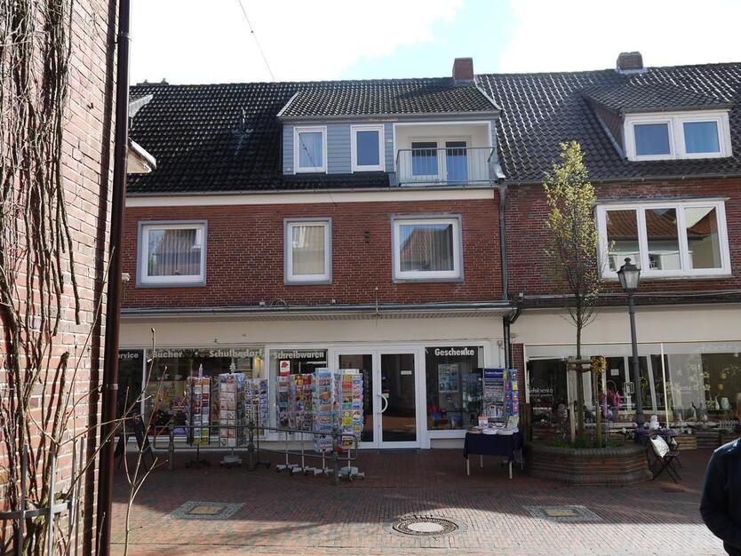 Dachgeschoßwohnung mit EBK, kl. Balkon und Garage in Wittmund (Fußgängerzone)