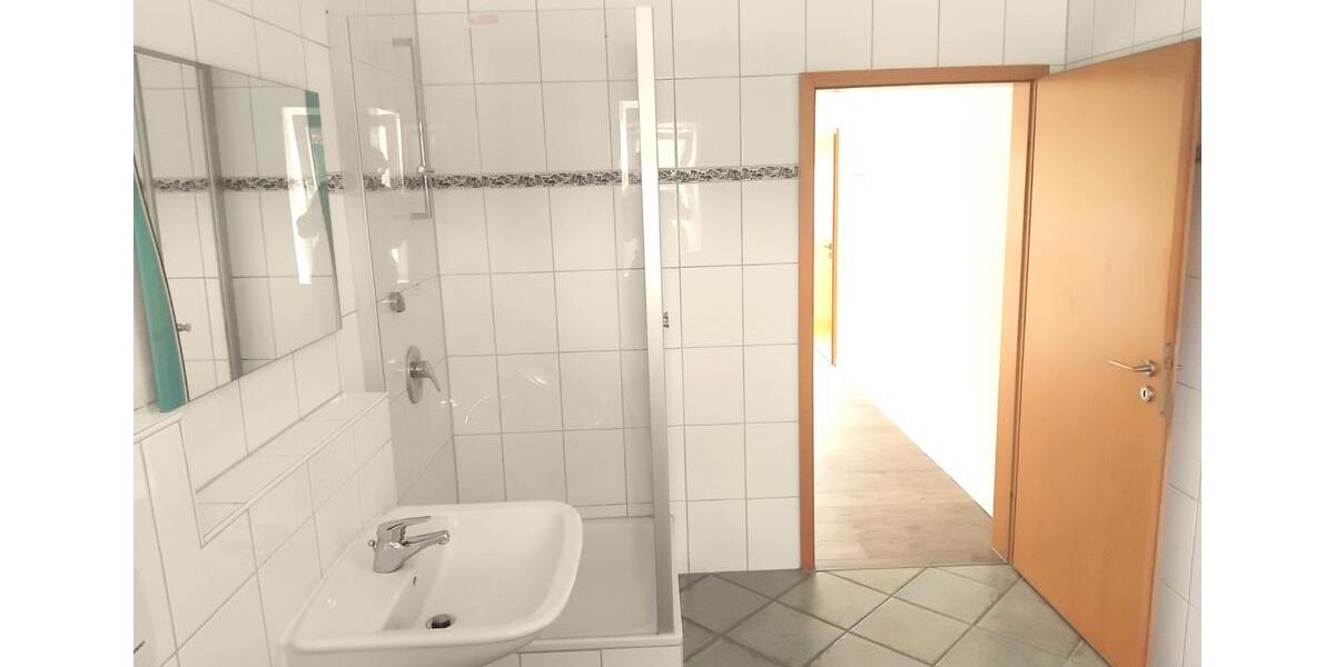 Helle 4 Zimmer WHG, EBK, TGL Bad, Balkon zu vermieten 4 zimmer