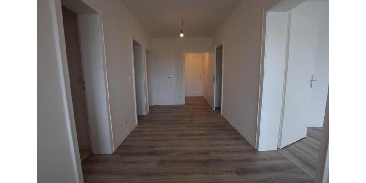 ! Zum Einzug bereit! Renovierte 3-Raumwohnung mit Wanne und Balkon ! 3 zimmer