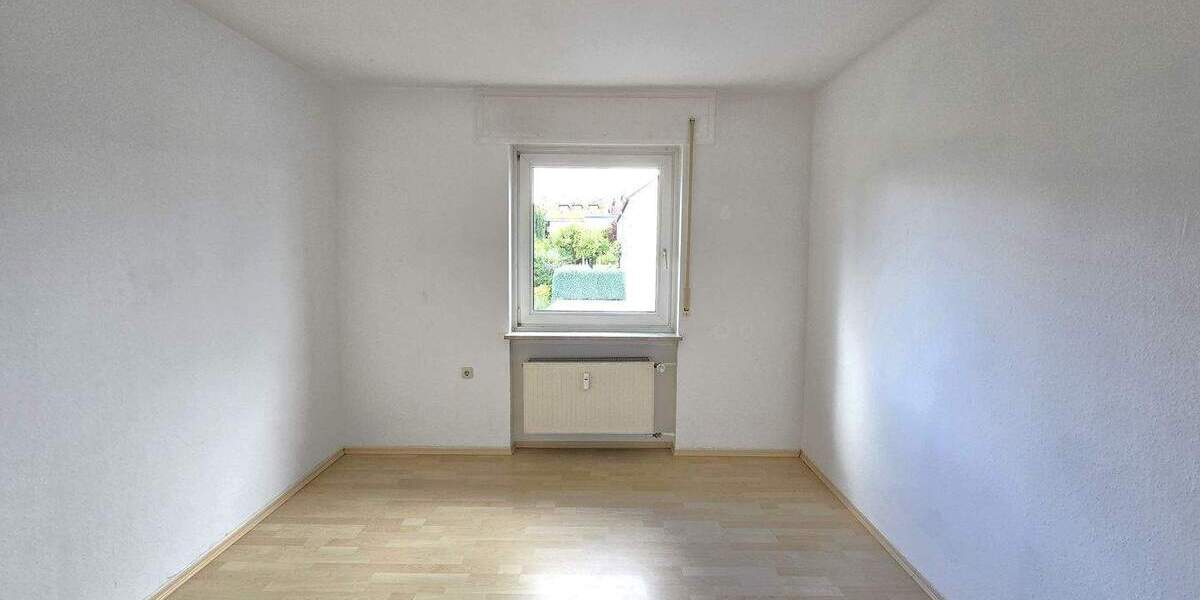 **VISTA Immobilien** Etagenwohnung mit Wohnküche, PKW-Stellplatz und Süd-Balkon 3 zimmer