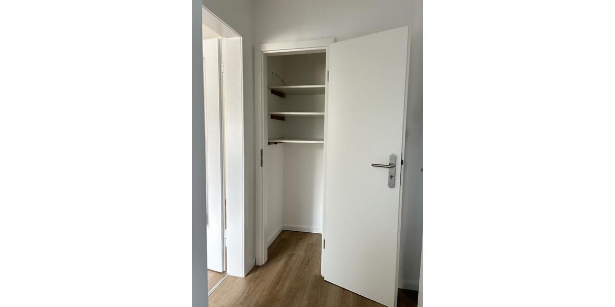 Erstbezug nach Sanierung. Sehr schöne 2-Zimmer-Whg. im 4. OG in D-Pempelfort. 2 zimmer