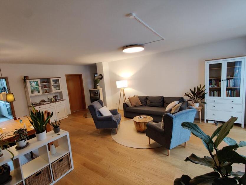 Helles WG-Zimmer in großer EG-Wohnung