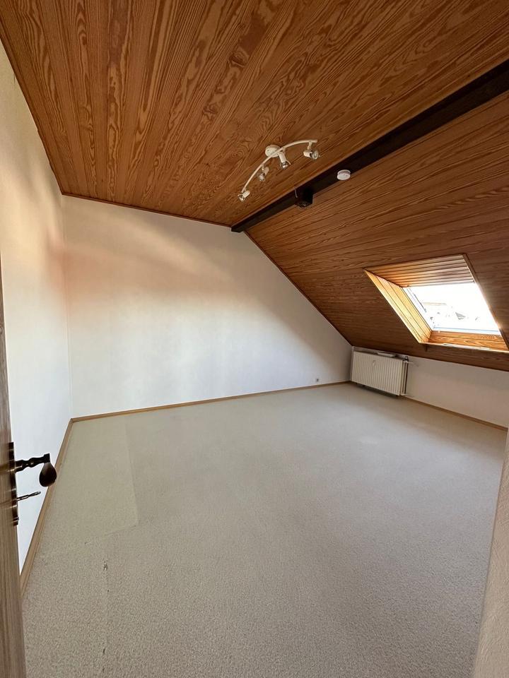 Großzügige 5-Zimmer-Wohnung, 155qm mit Garten und Stellplatz