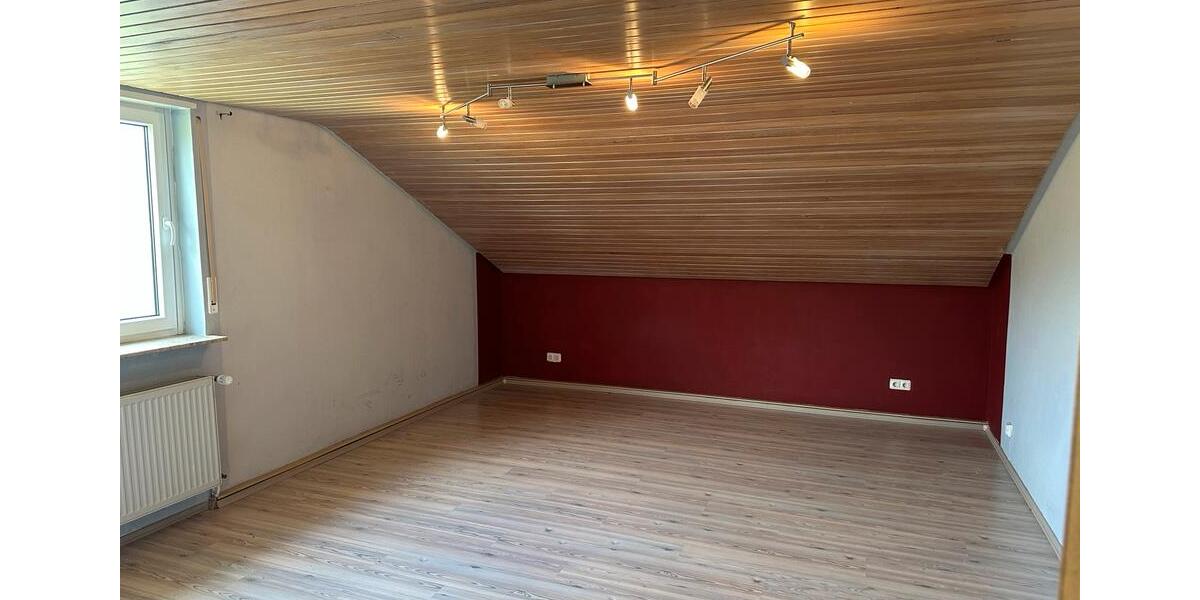 Dachgeschoßwohnung Nüsttal - 4 Zimmer, 90 m&sup2;, 900&euro; | Angebot:26455967