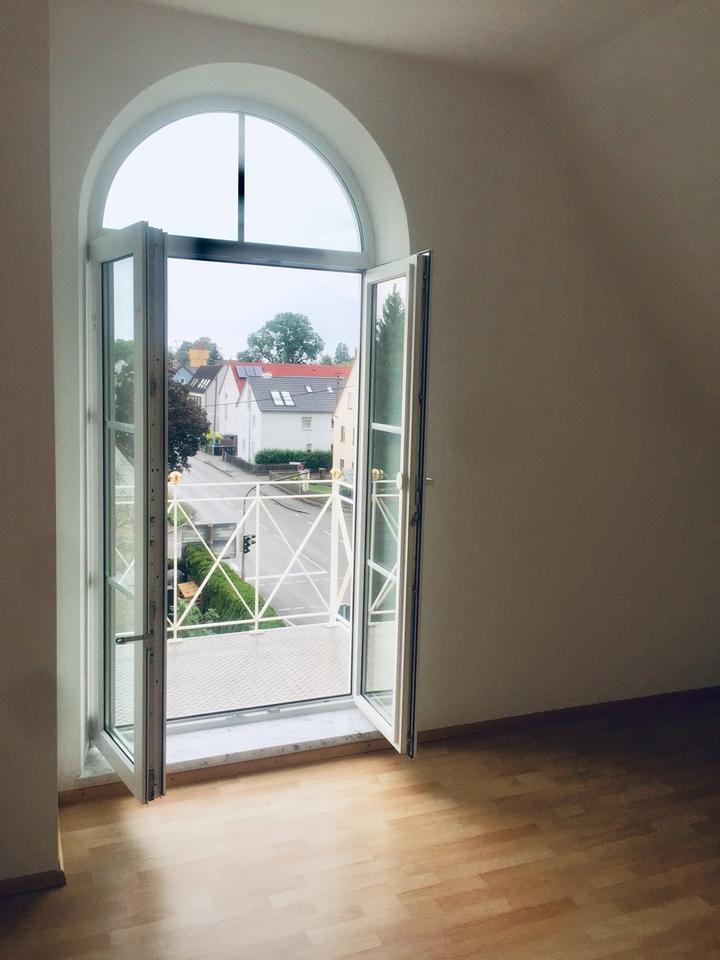 2-Zimmer Dachgeschoss Appartement mit Balkon und Wohndiele zimmer
