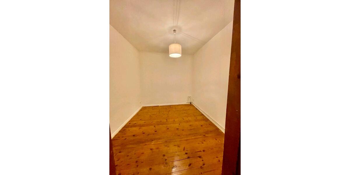 WG Zimmer in einer Altbauwohnung in guter Lage (5 Zi, je 24 qm) 5 zimmer