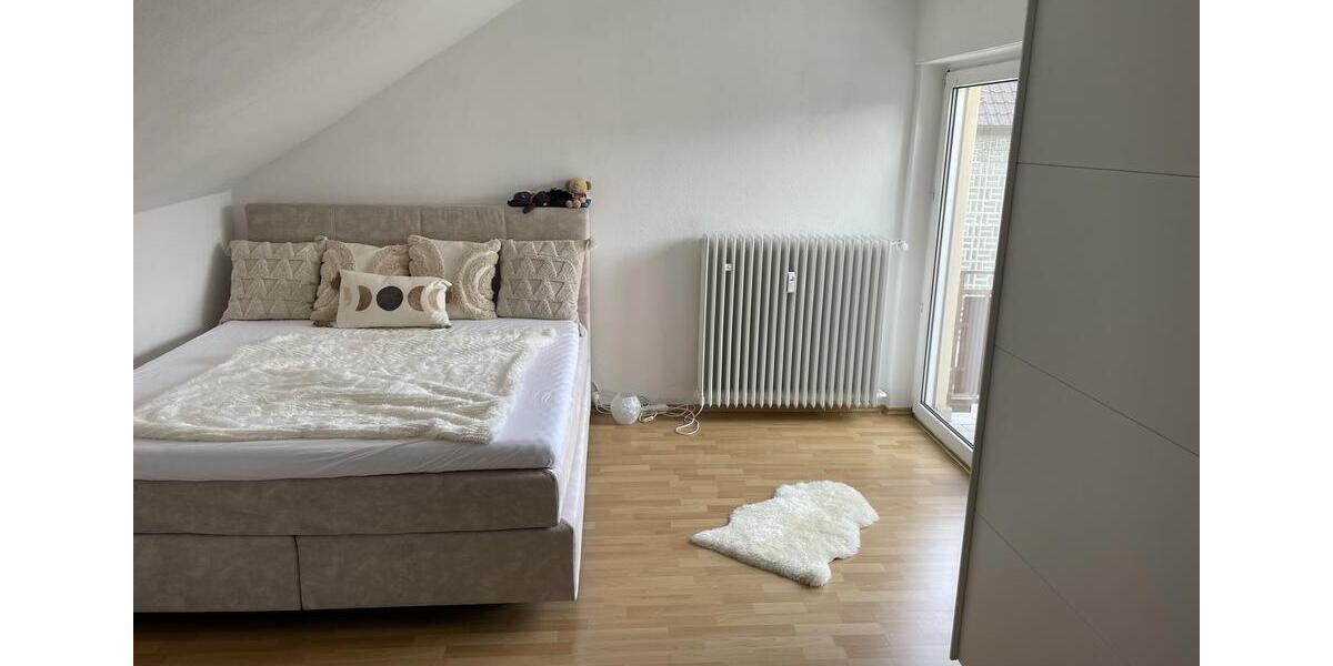Sehr schöne Dachgeschosswohnung mit großem Balkon 2 zimmer