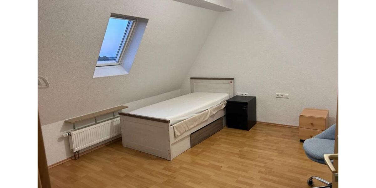 teilmöbliertes Zimmer in einer ruhigen 3er Mädels-WG 1 zimmer