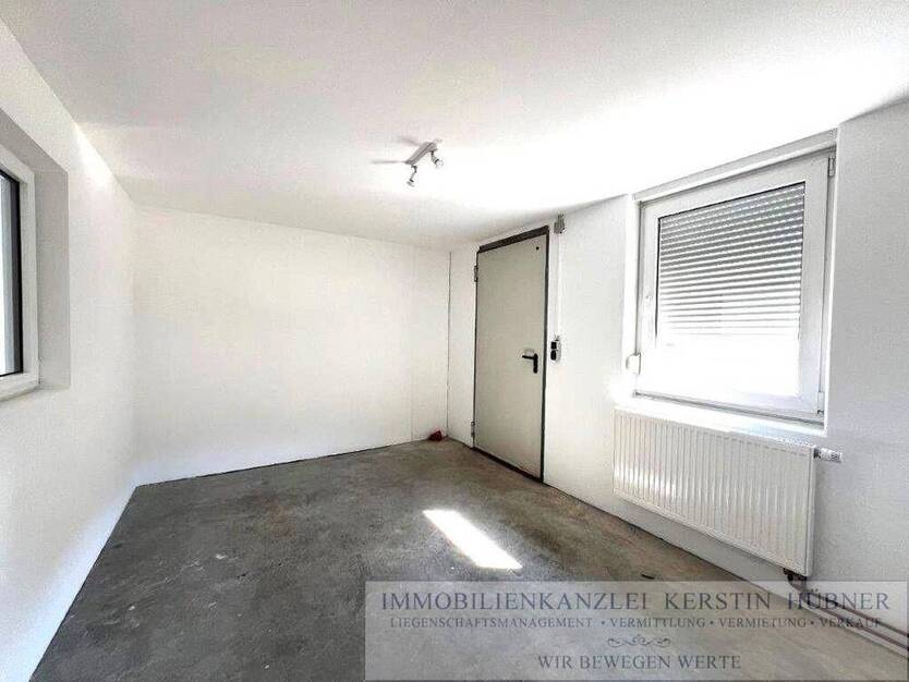 Großzügige, helle, freitragende Montage- Lagerhalle (beheizbar), 2 Büros, Tageslicht, hohem Sektionaltor - ideal für...