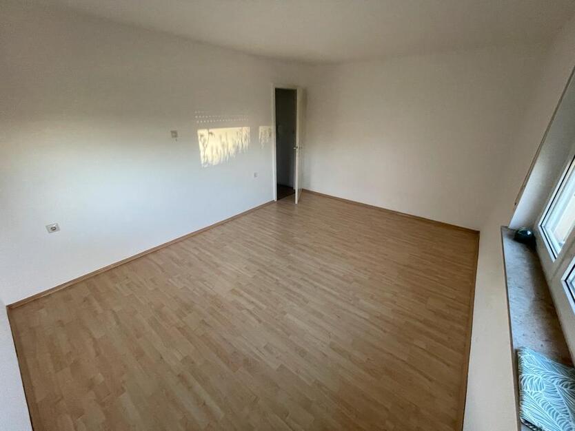 1 Zimmer Möbliert in 3er WG (ca. 10qm oder 15 qm)
