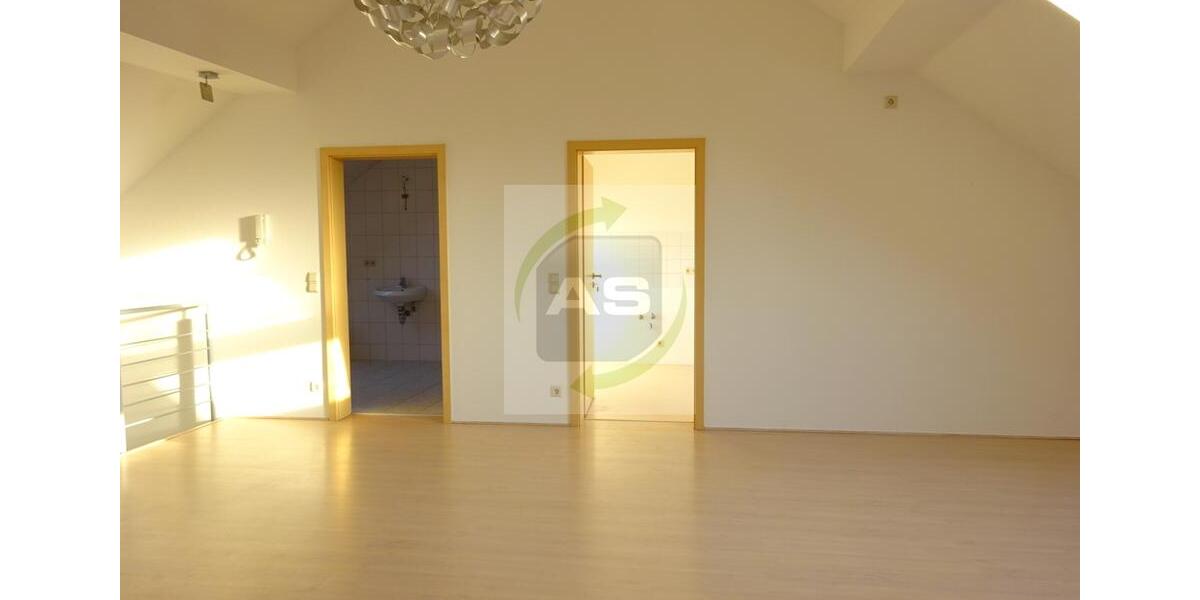 Dachgeschoßwohnung Zwickau - 3 Zimmer, 101 m&sup2;, 749&euro; | Angebot:26004595