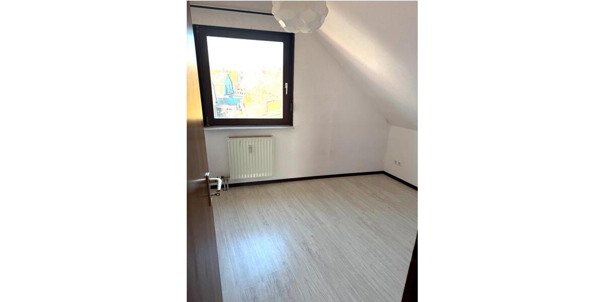 Dachgeschoßwohnung Leonberg - 3 Zimmer, 79 m&sup2;, 800&euro; | Angebot:26561062